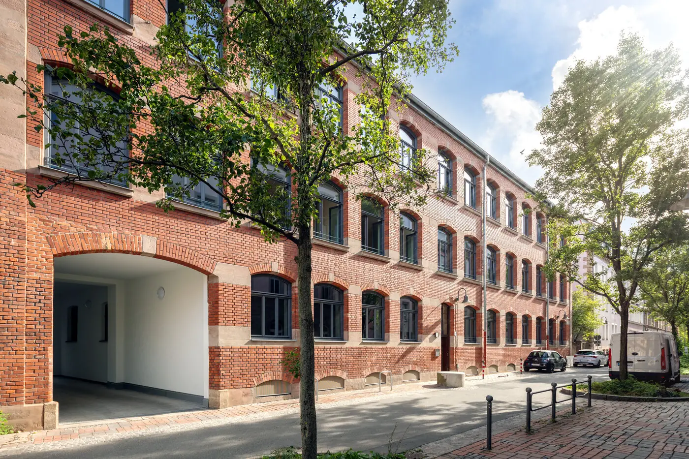 Leonhardstraße 29, Nürnberg — sanierte Backsteinfassade des Bestandsgebäudes am Kohlenhof-Areal
