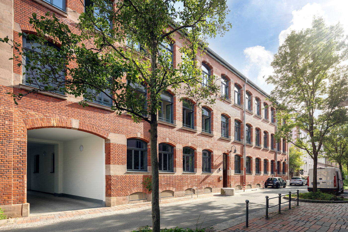 Leonhardstraße 29, Nürnberg — sanierte Backsteinfassade des Bestandsgebäudes am Kohlenhof-Areal